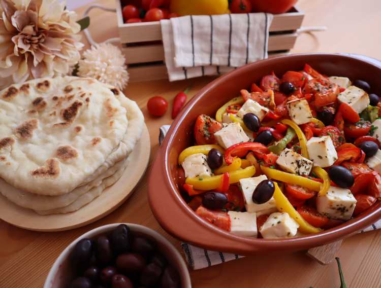 buyurdi, aperitivo griego de verduras al horno visto frontalmente