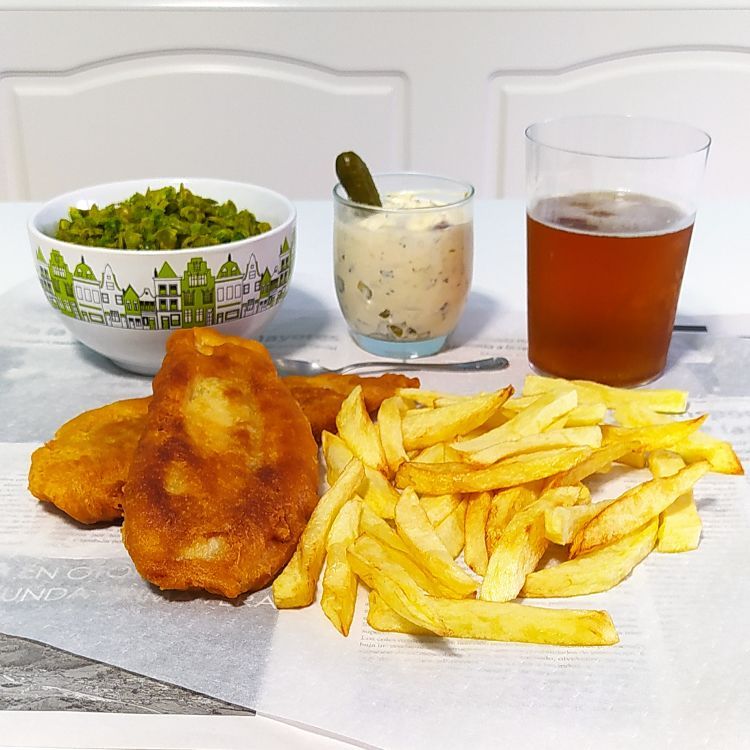 fish and chips inglés visto frontalmente