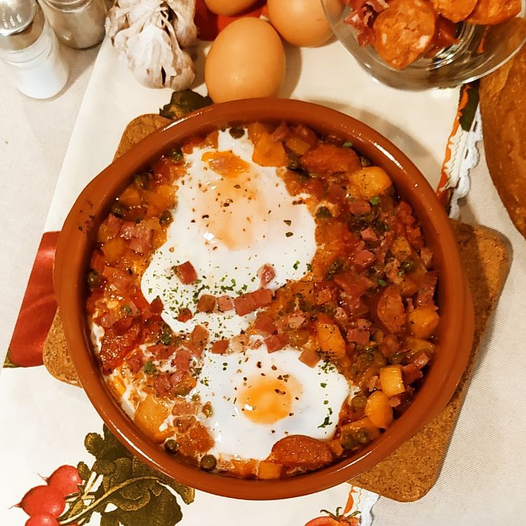 huevos a la flamenca, receta fácil y rápida, vistos desde arriba