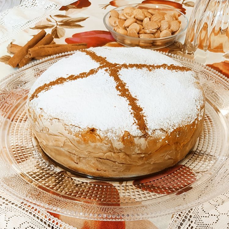 pastela de pollo o bastilla, cocina marroquí, vista frontalmente