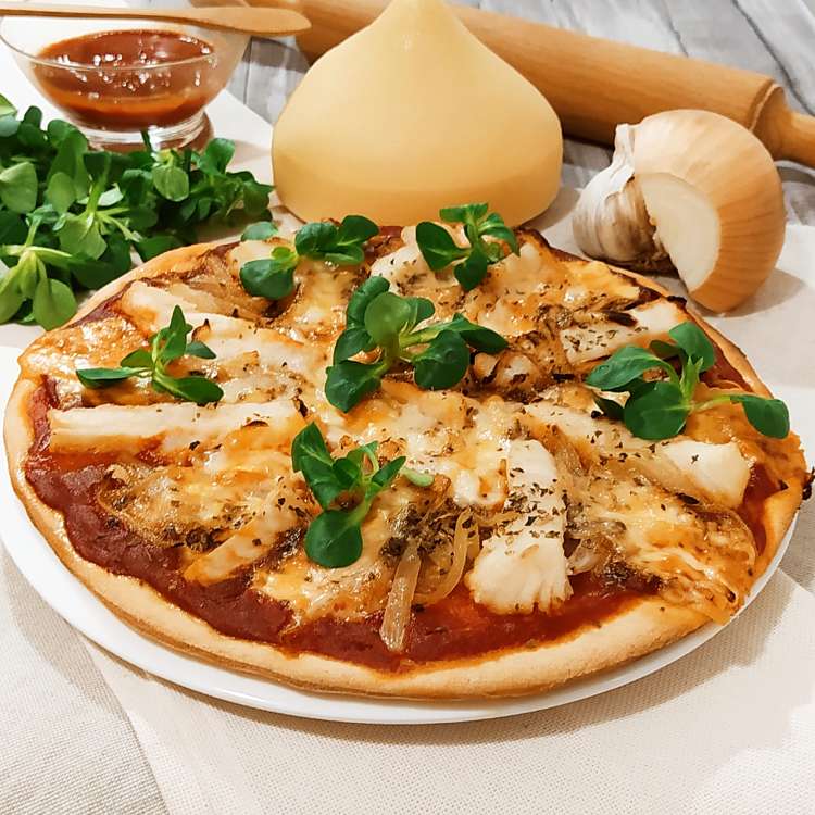 pizza de bacalao confitado y queso de tetilla vista frontalmente