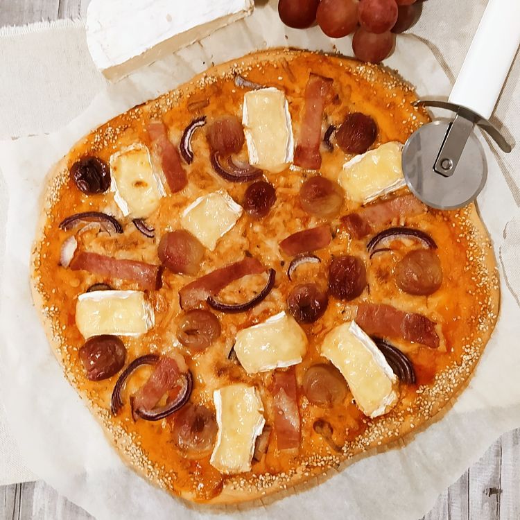 pizza de uvas, lacón y camembert entera desde arriba