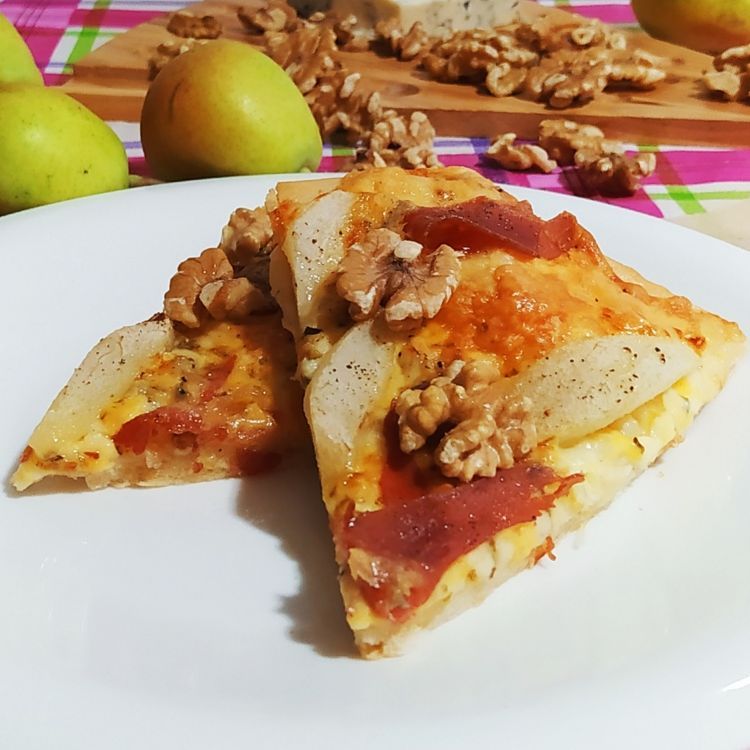 pizza de pera, jamón y gorgonzola en trozos