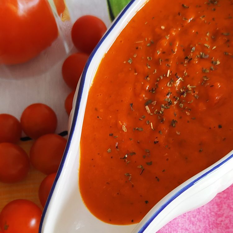Salsa de tomate al estilo italiano vista verticalmente