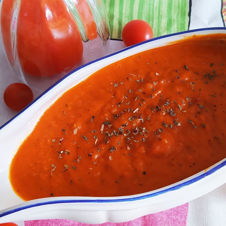 Salsa de tomate al estilo italiano vista horizontalmente