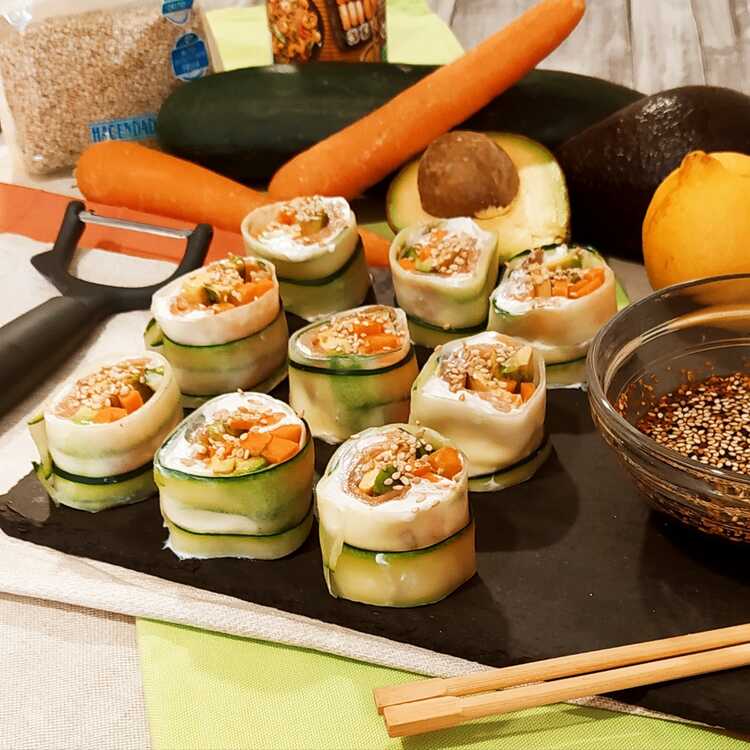 sushi de pepino y salmón visto frontalmente