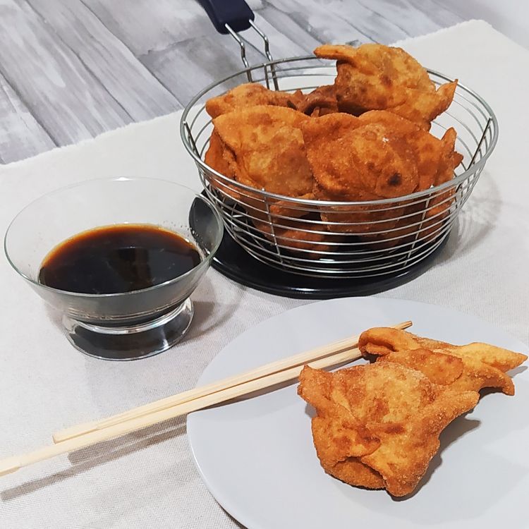 wantán (wontón) frito chino relleno de atún visto desde arriba